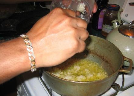 1. Этап. Утка Карри Суринам: Нагрейте 1/4 стакана масла, добавьте лук и 6 зубчиков чеснока.