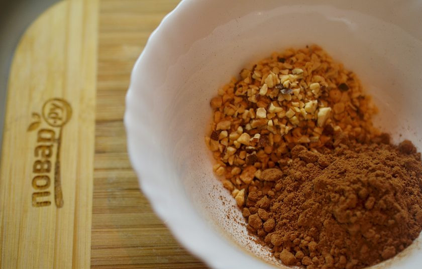 1. Этап. Постный шоколадный манник с миндалем: 3. Какао-порошок просейте, миндаль разомните скалкой или блендером.