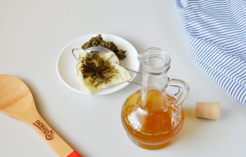 1. Этап. Сироп шалфея: Отцедите отвар с помощью марли, сложенной в 4-5 слоев. Перелейте сироп в бутылочку с плотной крышкой или пробкой. Храните в холодильнике не более недели.