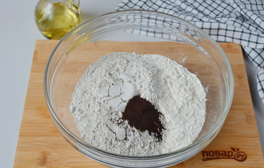 1. Этап. Простой ржаной хлеб: В большой миске соедините оба вида муки, солод. Перемешайте.