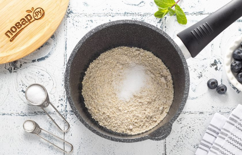 1. Этап. Каша из сорго: Пересыпьте сорго в ковшик или кастрюлю с толстым дном. Добавьте сахар и щепотку соли.