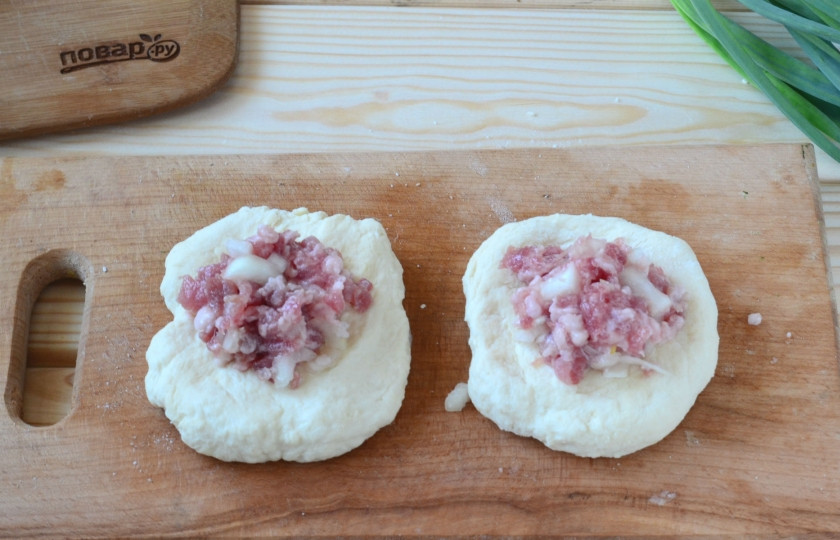 1. Этап. Гошкийде: На каждую лепешку положите примерно 2-3 ст. ложки фарша.