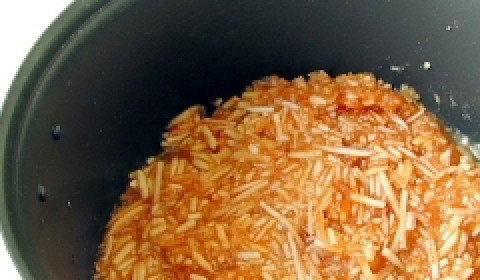 1. Этап. Варенье из мандаринов и яблок: Кладем яблоки в кастрюлю и заливаем водой. Варим до состояния пюре.