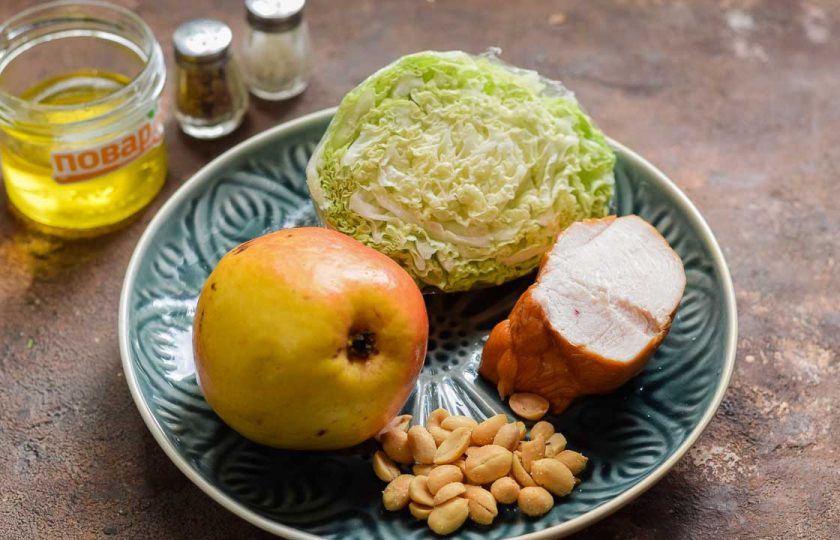 1. Этап. Салат Красотка с копченой курицей и грушей: Подготовьте ингредиенты.