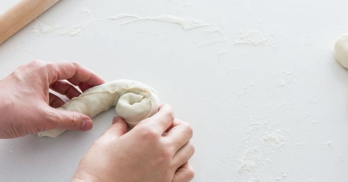 1. Этап. Жареные лепешки с зеленым луком: 7. Плотно сверните трубочку улиткой.