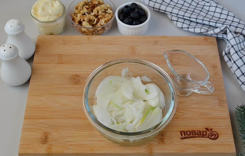 1. Этап. Салат Лапа тигра: Репчатый лук очистите, порежьте тонко полукольцами, сбрызните двумя ложками уксуса, добавьте щепотку соли и оставьте на 10 минут.