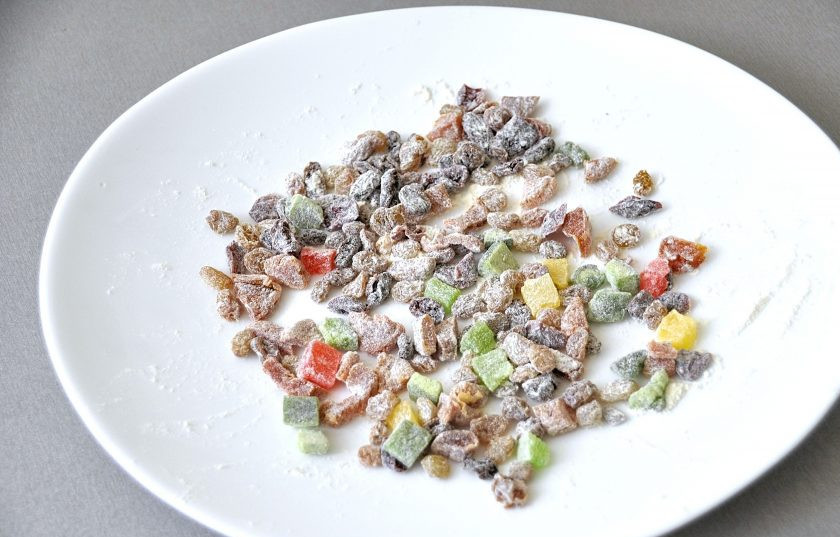 1. Этап. Кулич на молоке: Обваляйте сухофрукты в муке, это нужно для того, чтобы при выпечке они равномерно были распределены в тесте, а не упали на дно.