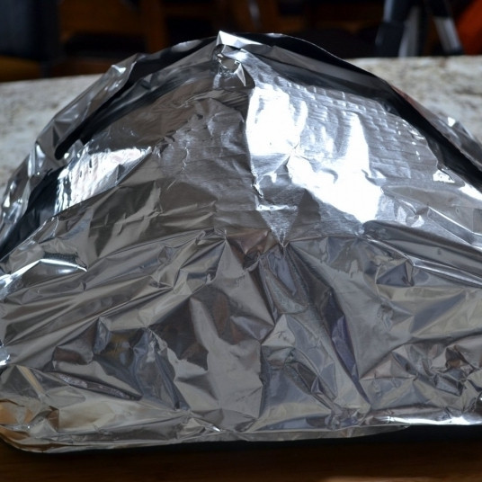 1. Этап. Ветчина, запеченная куском: Ветчину вместе с решеткой и формой для запекания оборачиваем фольгой, а на дно формы наливаем стакан воды. Это делается для того, чтобы мясо не стало сухим.