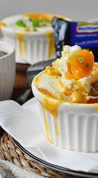 1. Этап. Быстрые чашки с яйцом и сыром: Яйцо отличной консистенции и теплый сыр очень хорош!