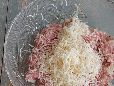 1. Этап. Двойной мясной бургер с карамелизированным луком: Сыр натереть на мелкой тёрке, перемешать.