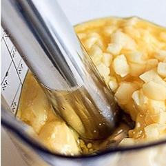 1. Этап. Домашний чесночный майонез: Когда смесь немного загустеет и по консистенции станет похожей на настоящий майонез - добавляем мелко нарезанный чеснок, солим и перчим, и взбиваем до однородности.