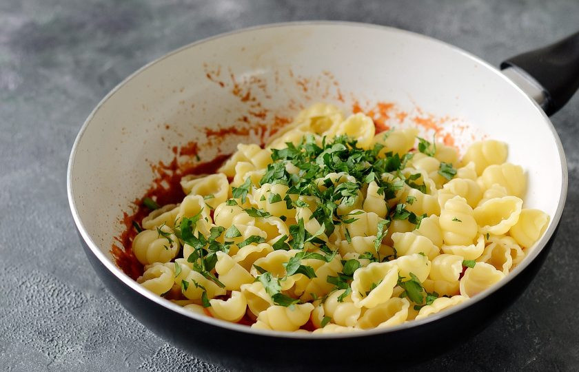 1. Этап. Паста Арабьята: Затем добавьте отваренную пасту и мелко измельченную петрушку. Перемешайте, чтобы соус равномерно покрыл всю пасту.