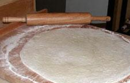 1. Этап. Пицца с беконом: Раскатываем тесто. Дайте тесту остыть до комнатной температуры минут 45.