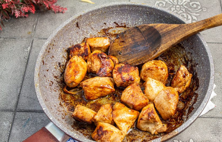 1. Этап. Филе куриное в соевом соусе на сковороде: Готовое куриное филе должно хорошо подрумянится, но не пересушите! Как только подрумянилось, снимайте с плиты.