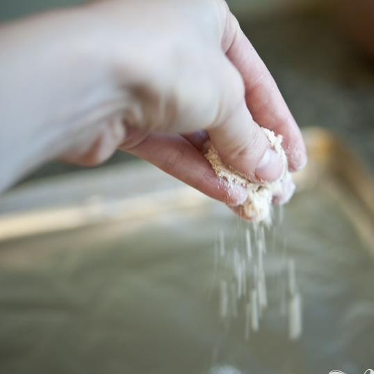 1. Этап. Английская домашняя булочка: Уложите на противень фольгу и посыпьте кукурузной мукой.