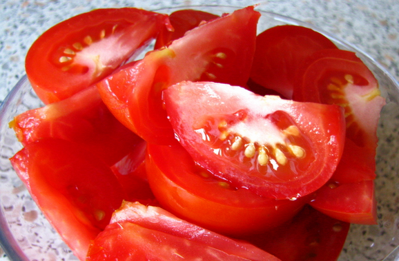 1. Этап. Аджика с хреном и чесноком на зиму: Помидоры тщательно промойте и порежьте дольками.