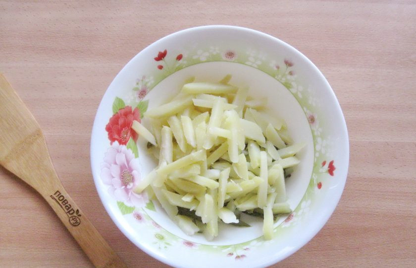 1. Этап. Салат Старорусский с грибами: Картофель сварите в кожуре, охладите и очистите. Нарежьте соломкой и добавьте в салат.