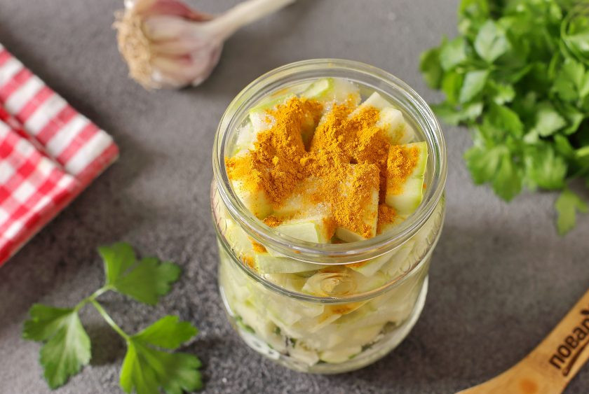 Маринованные кабачки с куркумой на зиму 1. Этап. Маринованные кабачки с куркумой на зиму: Сверху насыпьте соль, сахар и куркуму.
