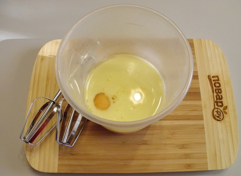 1. Этап. Панкейки классические: В чаше для миксера соедините все жидкости: молоко, яйцо, масло оливковое. На максимальных оборотах миксера взбейте массу до появления белой пены. Масса увеличивается в три раза минимум.