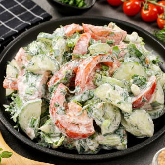 Салат из помидоров и огурцов со сметаной