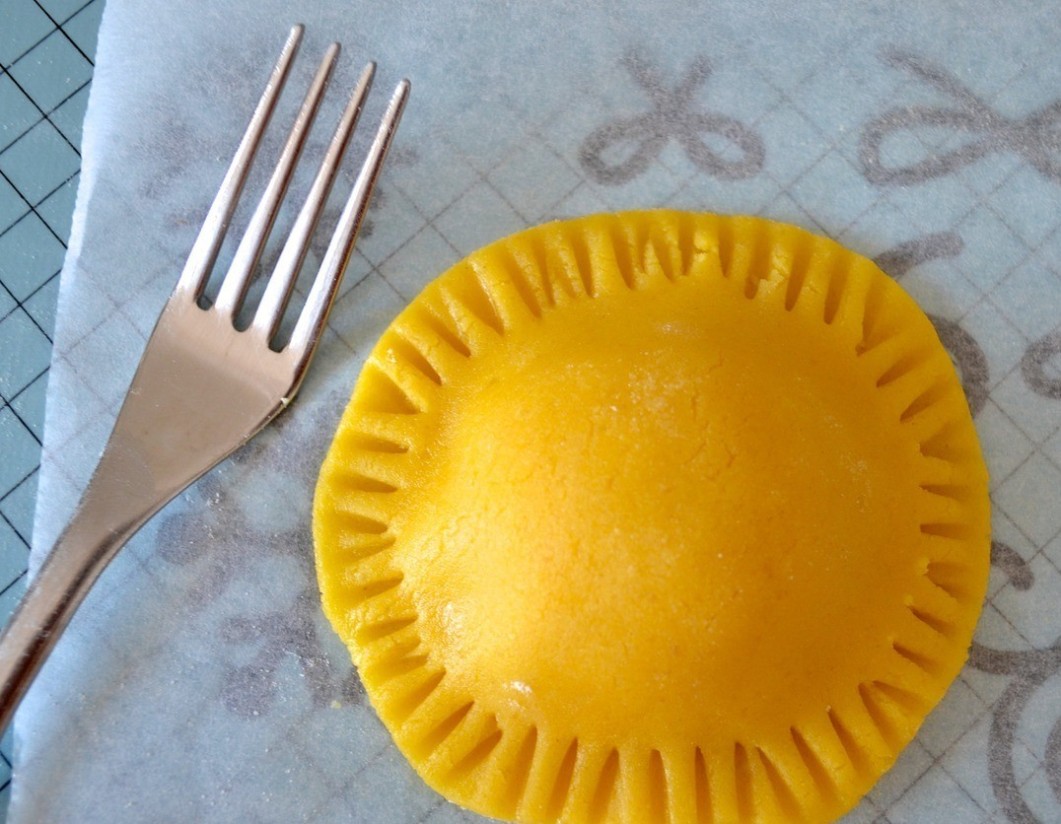 1. Stage. Ravioli cookies with apricots: The best way to do this is with a fork, as in the photo...