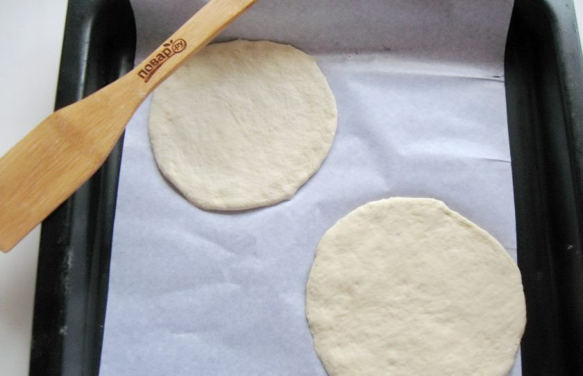 1. Этап. Школьная пицца: Каждый шарик раскатайте в лепешку диаметром 10-15 см.