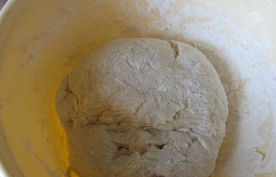 1. Этап. Вареники с капустой на пару: Из этих ингредиентов замешиваем густое и эластичное тесто, при необходимости в него можно добавить еще немного муки. Накрываем миску с тестом пищевой пленкой и ставим ее в холодильник на час.