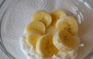 1. Этап. Творожно-банановый десерт: Затем — часть колечек банана.