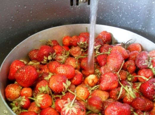 1. Этап. Варенье из клубники на зиму: 1. Чтобы приготовить варенье из клубники на зиму в домашних условиях нужно совсем немного. Для начала вымыть ягоду под проточной водой. Если время позволяет, лучше замочить ее в емкости с водой, чтобы сошла вся пыль или грязь. Затем ягоду нужно откинуть на дуршлаг, чтобы лишняя вода стекла.