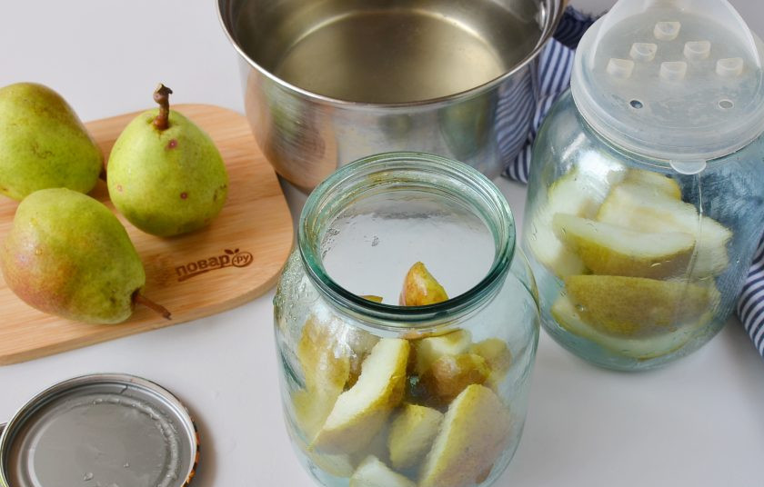 1. Этап. Компот из груш: Слейте воду из груш в кастрюлю с обеих банок.