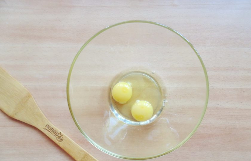 1. Этап. Торт Графские развалины с ананасами: Выложите яйца в миску.