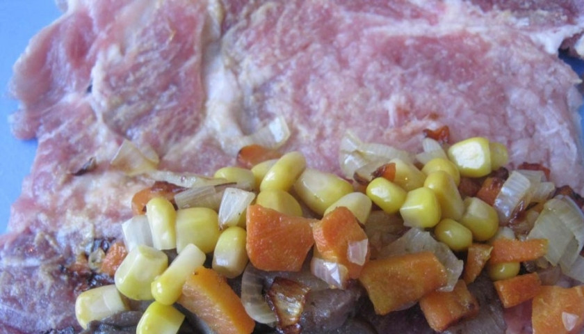 1. Этап. Мясные пальчики: На один край отбитого и замаринованного в специях куска мяса выложите понемногу подготовленных шампиньонов, лука с морковью, а также консервированной кукурузы. Предварительно необходимо смазать горчицей эту сторону.