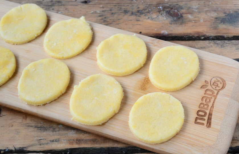 1. Этап. Мокко овальчики: Готовое тесто раскатайте толщиной 5-7 мм. С помощью формочки выдавите овальчики, переложите их на противень и запекайте в духовке при температуре 200 градусов до золотистого цвета.