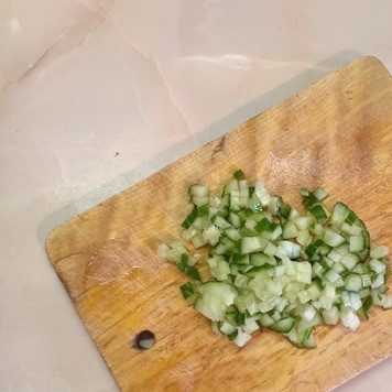 1. Этап. Салат Вкуснейший: Огурец нарезать мелкими кубиками.