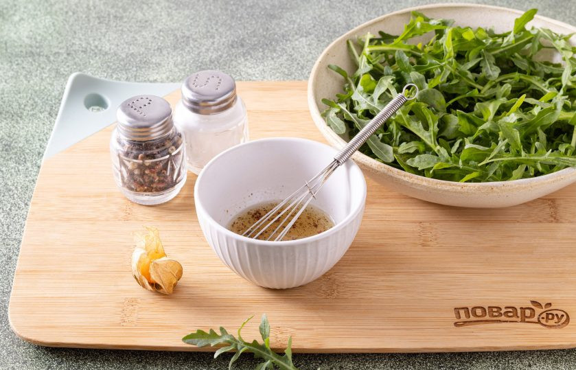 1. Этап. Салат с физалисом и руколой: Для заправки смешайте лимонный сок с оливковым маслом и кленовым сиропом, добавьте соль и смесь из молотых перцев.