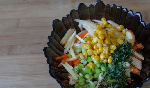 1. Этап. Салат Переполох: Добавляем в салат, порезанный сельдерей, укроп и кукурузу.