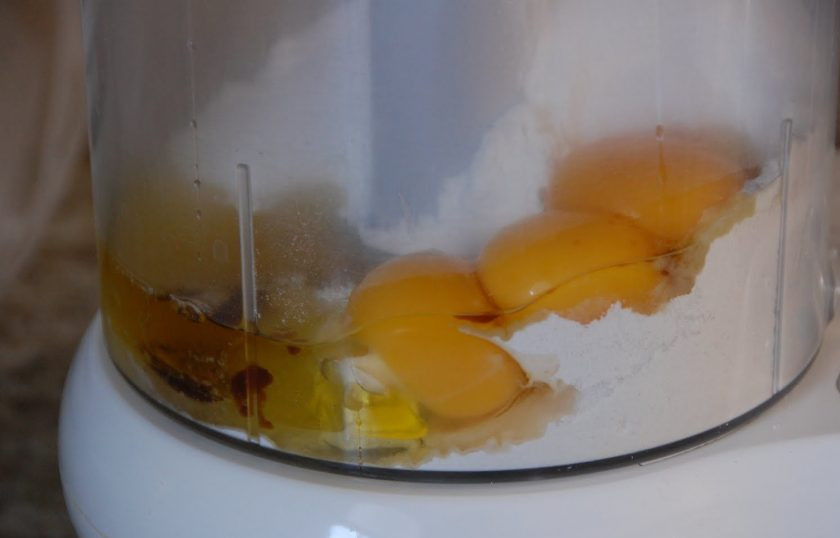1. Этап. Тосканский чизкейк: 1. В чашу комбайна выложите 2 стакана муки, сливочное и растительное масло, добавьте 1 куриное яйцо и 2 желтка, ваниль.