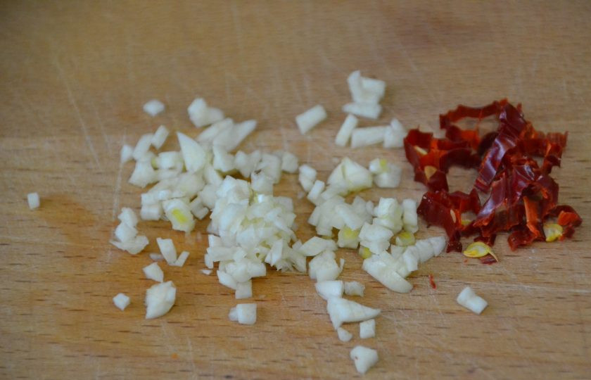 1. Этап. Паста Алла Норма: Измельчите чеснок и перец чили.