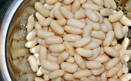 1. Этап. Суп с белой фасолью: И добавляем фасоль. Затем доводим суп до кипения, уменьшаем огонь и варим все 1 час. За 10 минут до готовности супа добавляем мясо, соль, перец и мелко нарезанную петрушку.