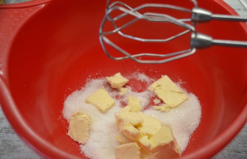 1. Этап. Капкейки с соленой карамелью: В емкость для замешивания теста выложите 70 грамм сливочного масла, всыпьте 90 грамм сахара, взбейте на небольших оборотах.