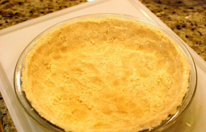 1. Этап. Открытый пирог с заварным кремом: 2. Выложите полученную основу в форму для запекания и разровняйте, сформировав бортики. Запекайте основу в разогретой до 180 градусов духовке 18-20 минут.