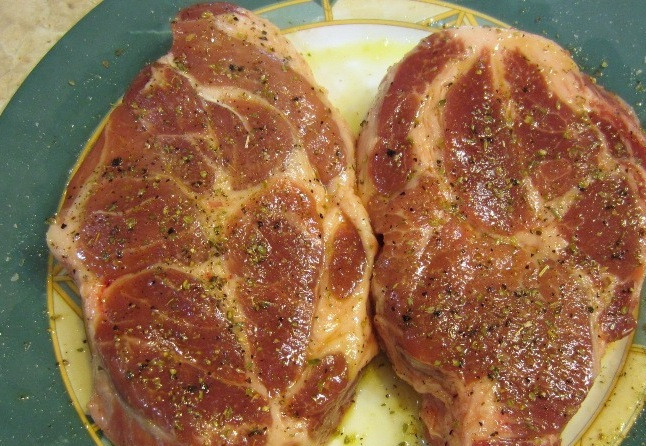 1. Этап. Стейк из шейки свинины: Посыпаем мясо с обеих сторон солью, перцем и травами.