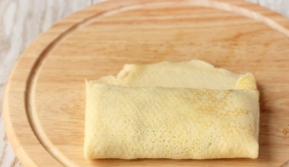 1. Этап. Блины конвертом: Слегка придавливаем блин и плотно заворачиваем конверт.