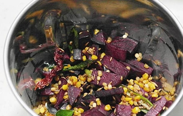 1. Этап. Закуска со свеклой: Потом соедините в одной посуде все ингредиенты, включая соль и сок лимона. При необходимости влейте воду.