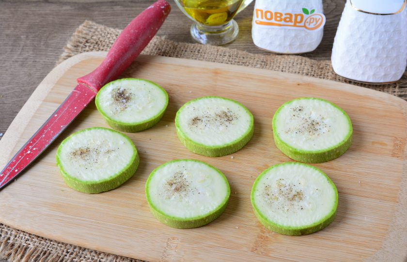 1. Этап. Мини-пиццы из кабачков: Овощи посолите и поперчите по вкусу.