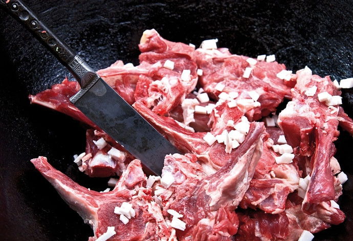 1. Этап. Шурпа в казане: 2. Одно из преимуществ этого варианта - минимальный процесс подготовки. На дно казана выложите мясо крупными кусочками и мелко нарезанное курдючное сало.