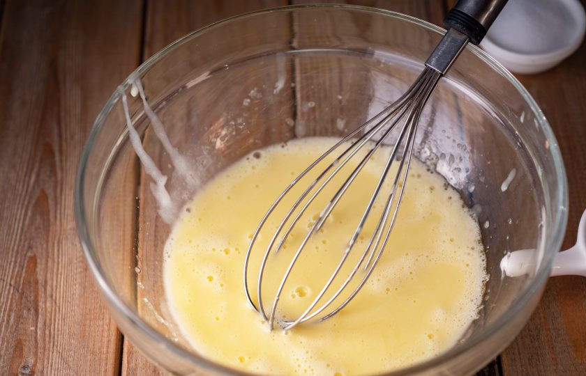 1. Этап. Ржаное печенье: Залейте растопленное в сотейнике на маленьком огне сливочное масло.