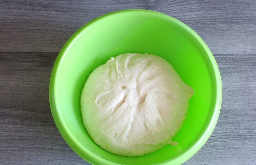 1. Этап. Хлеб в рукаве: Через указанное время тесто готово к разделке.