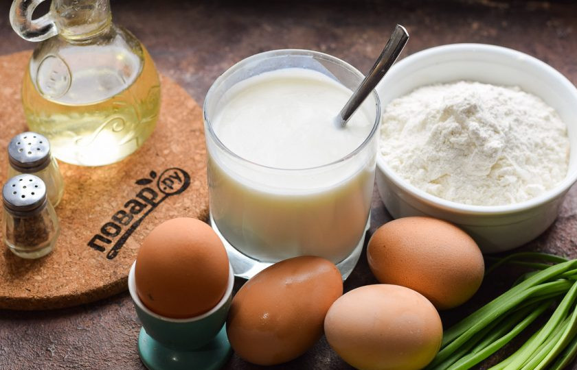 1. Этап. Блинчики с яйцом и луком: Подготовьте ингредиенты.