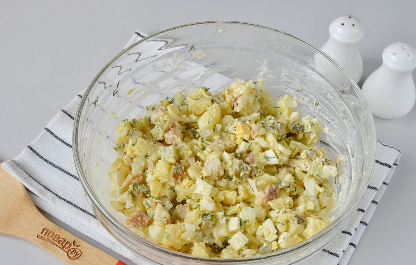 1. Этап. Салат с копченой рыбой: Перемешайте хорошо, салат готов! Пробуйте!